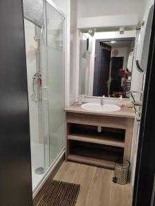 a bathroom with a sink and a shower at Appartement Le Corbier, 3 pieces, 7 personnes, au pied des pistes in Villarembert +24 photos