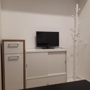 Uma TV ou centro de entretenimento em Mini apart Žvėrynas