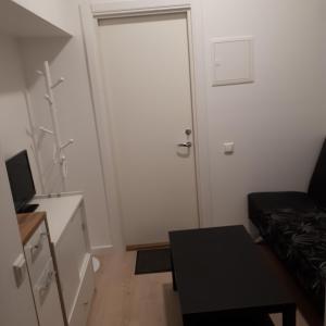 un piccolo soggiorno con porta e divano di Mini apart Žvėrynas a Vilnius