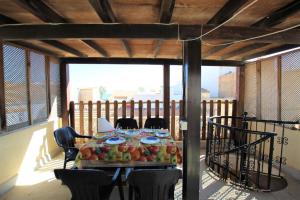 una mesa con fruta en el balcón en Casa Meroño Los Alcazares, en Los Alcázares
