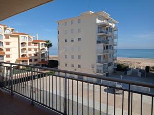balcón con vistas a la playa y a los edificios en La Palanca Solo Familias, en Playa de Xeraco