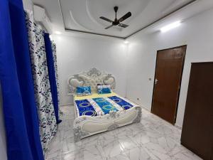 a bedroom with a bed and a ceiling fan at Résidence meublée in Ouagadougou