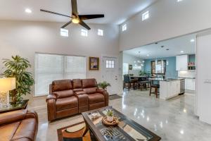 Kuchyň nebo kuchyňský kout v ubytování Daytona Beach Vacation Home about 4 Mi to Main St Pier