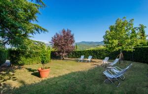 A garden outside B&B Villa La Perla