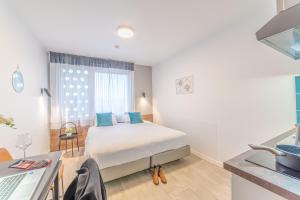 Break & Home Paris Italie Porte de Choisy客房内的一张或多张床位