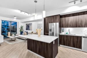 Kuchyň nebo kuchyňský kout v ubytování Modern 1 Bed in Downtown Doral With Free Parking
