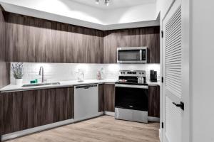Kuchyň nebo kuchyňský kout v ubytování Modern 1 Bed in Downtown Doral With Free Parking