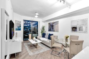 Kuchyň nebo kuchyňský kout v ubytování Modern 1 Bed in Downtown Doral With Free Parking
