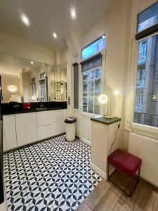 uma cozinha com piso em azulejo preto e branco em Élégance, 4 Pers, palais des congrès em Paris