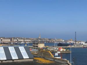 un port de plaisance avec un quai, un bâtiment et de l'eau dans l'établissement Duplex Saint Malo Saint Servan plage à 100m Intra Muros à 7min à pied, à Saint-Malo