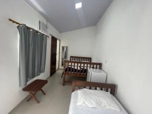 1 dormitorio con cama y cuna en Casa ao lado do centro histórico en Parati