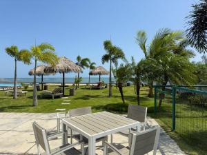una mesa de picnic y sillas con vistas a la playa en Mahi Mahi Apartment - Gorgona, en Nueva Gorgona