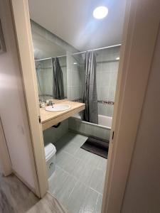 ein Badezimmer mit einem Waschbecken, einem WC und einer Badewanne in der Unterkunft Torremolinos habitaciones privada en apartamentos compartidos in Torremolinos