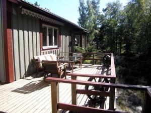 eine Terrasse mit Bänken und einem Tisch auf einem Haus in der Unterkunft Tallhöjden 25 in Nynäshamn