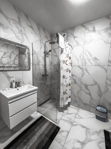 een witte badkamer met een douche en een wastafel bij Hotel Continent in Polyana
