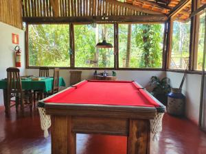 ein Zimmer mit einem Billardtisch in der Mitte in der Unterkunft Pousada do Rodrigo in Macacos