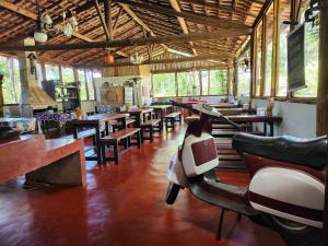 A restaurant or other place to eat at Pousada do Rodrigo