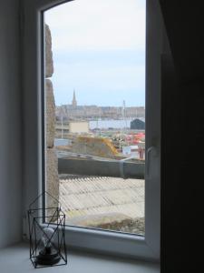 una ventana con vistas a la ciudad en Duplex Saint Malo Saint Servan plage à 100m Intra Muros à 7min à pied, en Saint-Malo