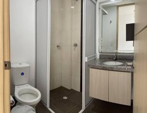 a bathroom with a shower and a toilet and a sink at Estudio confortable especial para viajeros Wifi Tv Streaming in Bucaramanga