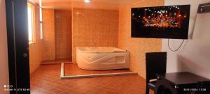 TV a/nebo společenská místnost v ubytování HOTEL EL PARAISO