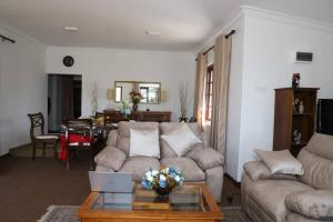 een woonkamer met een bank en een tafel bij Dawn's Bungalow in Nuwara Eliya +37 foto's