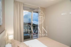 ein Schlafzimmer mit einem Fenster mit einem Schild darauf in der Unterkunft Casa Esona Ivan Luxury Homes 9ªPlta Norte 1ªLinea in Oropesa del Mar + 15 Fotos