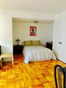 - une chambre avec un lit et du parquet dans l'établissement Stylish Montreal Apartment: Comfortable Stay in the Golden Square Mile, à Montréal