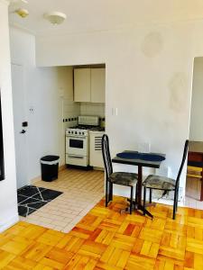 Кухня або міні-кухня у Stylish Montreal Apartment: Comfortable Stay in the Golden Square Mile