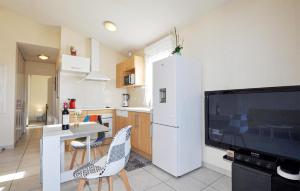 Η κουζίνα ή μικρή κουζίνα στο Nice Apartment In Saleilles With Wifi