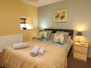ein Schlafzimmer mit einem Bett mit Handtüchern darauf in der Unterkunft Carew in Llandysul
