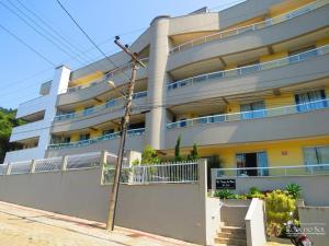 un edificio con una luz de la calle delante de él en Res. Terraza, en Bombinhas