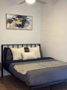a bed in a bedroom with a ceiling fan at Hollywood Universal Studios Apartment FREE parking in Los Angeles
