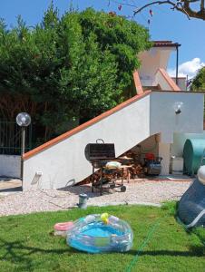 un frisbee sull'erba davanti a una casa di VILLA LEYLAND a Laureana Cilento