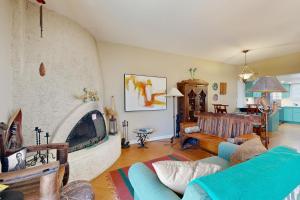 uma sala de estar com um sofá e uma lareira em Camino los Mochis em Tucson