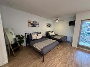 a bedroom with two beds and a window at Hollywood Universal Studios Apartment FREE parking in Los Angeles