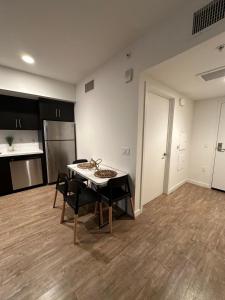 uma cozinha com mesa e cadeiras num quarto em Hollywood Universal Studios Apartment FREE parking em Los Angeles