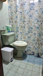 uma casa de banho com um WC e uma cortina de chuveiro em Cozy Home em Volcán