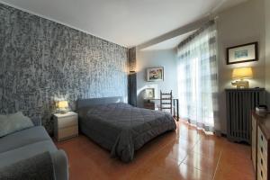a bedroom with a bed and a couch at Private parking - Family home - 15 min to Venice in Mestre