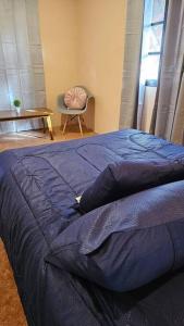 1 dormitorio con 1 cama, 1 silla y 1 mesa en Cozy Home en Volcán