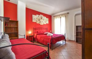 Postel nebo postele na pokoji v ubytování 4 Bedroom Stunning Home In Trappeto