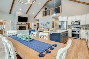 uma cozinha e sala de jantar com mesa e cadeiras em Lakefront Rhinelander Cottage with Private Dock! em Rhinelander