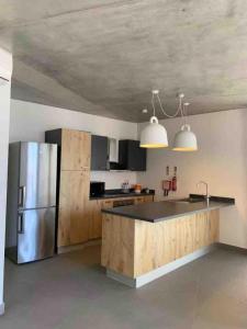 eine Küche mit einem Kühlschrank aus Edelstahl und schwarzen Schränken in der Unterkunft Village point Sliema 2 bedroom in Sliema