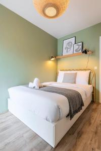 Posteľ alebo postele v izbe v ubytovaní Europe/Flandres stations apartment with balcony!