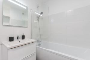 Kúpeľňa v ubytovaní Europe/Flandres stations apartment with balcony!