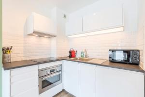 Kuchyňa alebo kuchynka v ubytovaní Europe/Flandres stations apartment with balcony! + 15 fotografií
