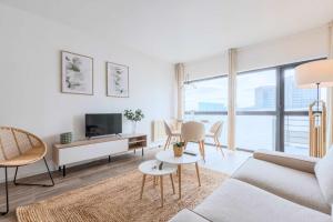 Televízia a/alebo spoločenská miestnosť v ubytovaní Europe/Flandres stations apartment with balcony!