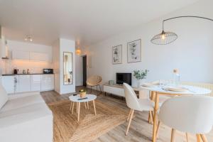 Kuchyňa alebo kuchynka v ubytovaní Europe/Flandres stations apartment with balcony!