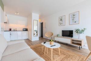 Ruang duduk di Europe/Flandres stations apartment with balcony!