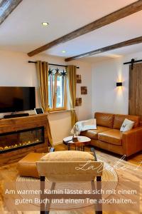Winkl的住宿－Lärchen-Chalet 1，带沙发和壁炉的客厅