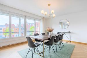 ein Esszimmer mit einem Tisch und Stühlen in der Unterkunft Large 130 m² 4-bedroom apartment in Lille